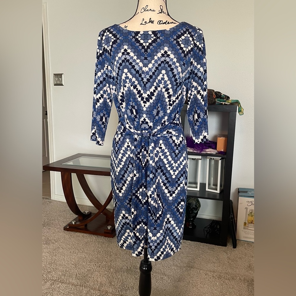 Sandra Darren- Blue Chevron Print Women's Dress
In size 10 - Picture 3 of 9